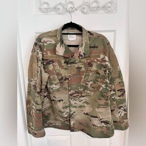 Camo Jacket w Velco and Zipper Closer.  Velcro for Patches Large Pockets M/Reg